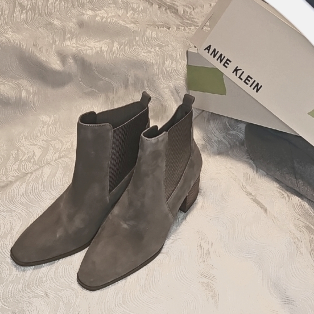 Anne Klein Women 9.5 brown ankle boots with metalic elastic pull on suede upper